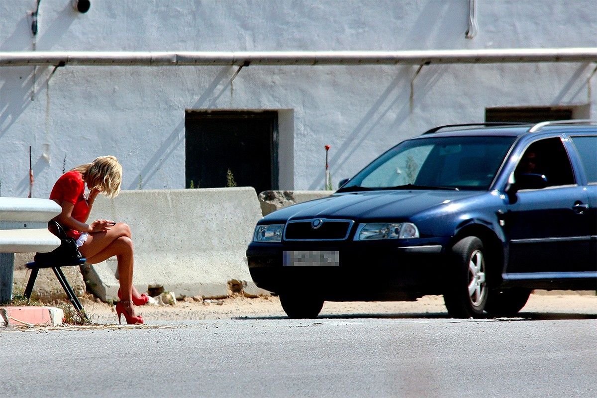 Una noia, exercint la prostitució a l'N-II