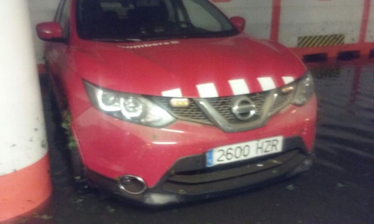 Un cotxe dels Bombers negat per l'aigua al pàrquing del complex de Santa Caterina, a Girona