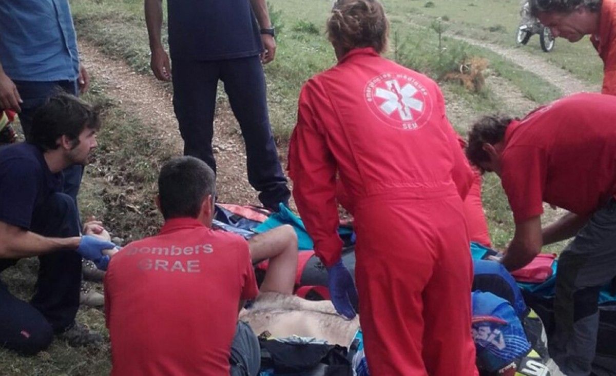Els Bombers atenent una de les persones rescatades aquest dissabte