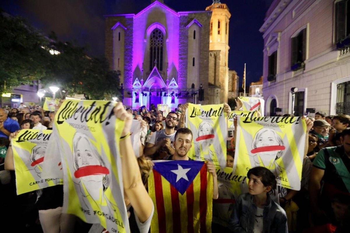 Desplegada de pancartes amb la imatge de Carme Forcadell a Sabadell