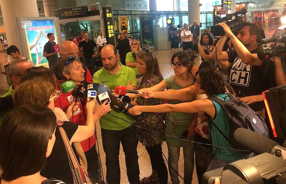 Els representants de la FEEC atenent els mitjans a l'aeroport