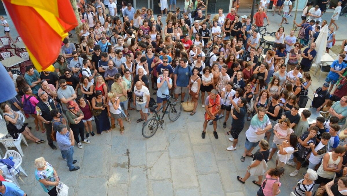 La mobilització espontània convocada a través de les xarxes ha congregat centenars de joves a la porta de l’edifici de l’Ajuntament de Blanes.