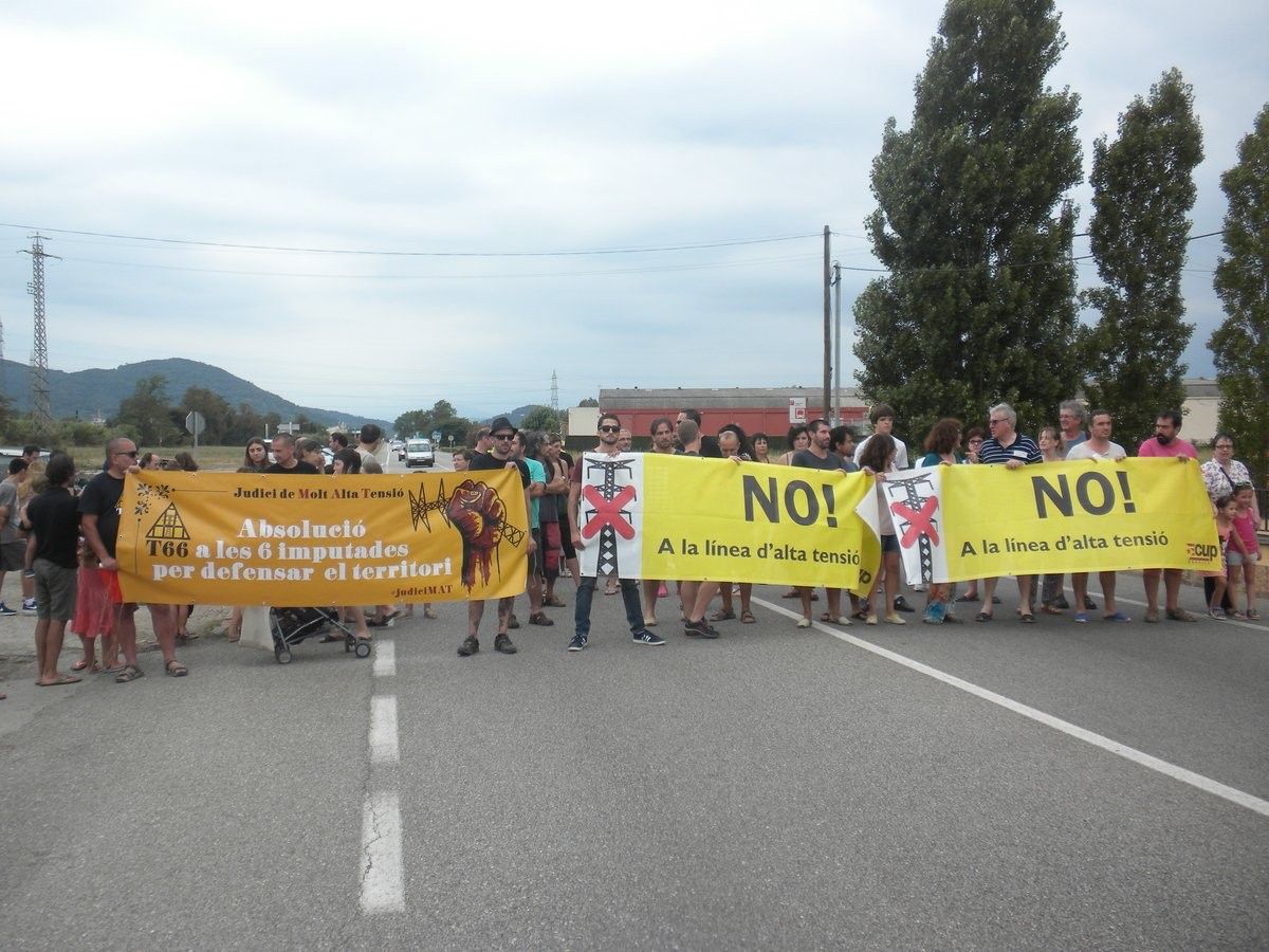La protesta contra la línia de molt alta tensió de Red Eléctrica aplegà ciutadans dels quatre municipis afectats.