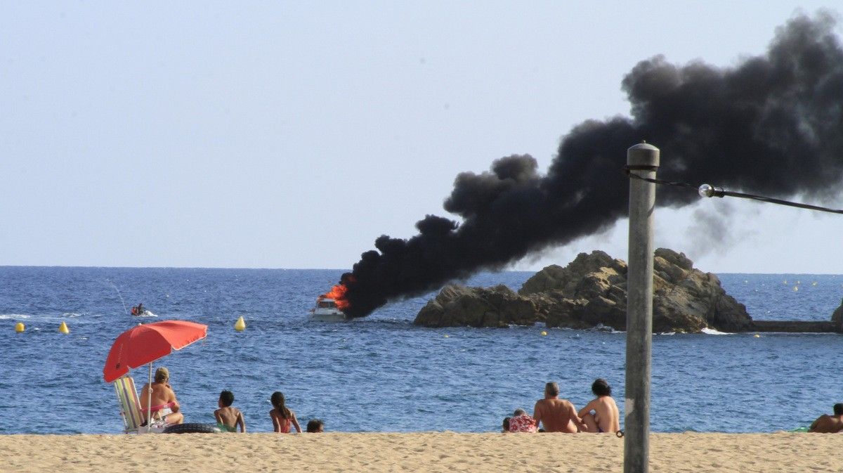Imatge del petit iot vist des de la platja mentre s'incendiava.