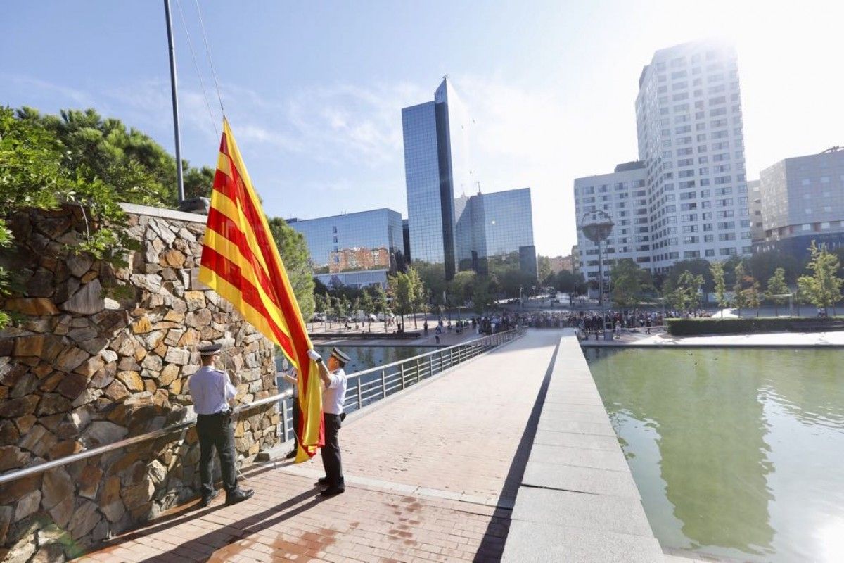 Agents de la Policia Municipal de Sabadell hissant la Senyera al Parc Catalunya