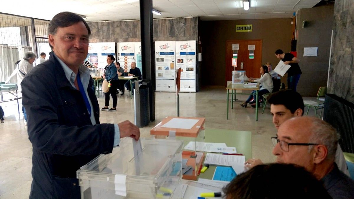 Esteban Gesa ha votat a l'Escola Industrial
