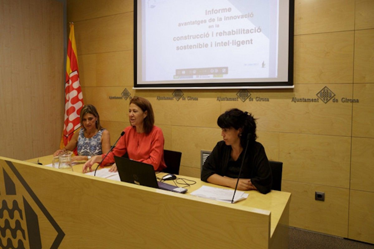 Marta Madrenas presentà l'informe acompanyada d'Anna Muset i Glòria Plana.