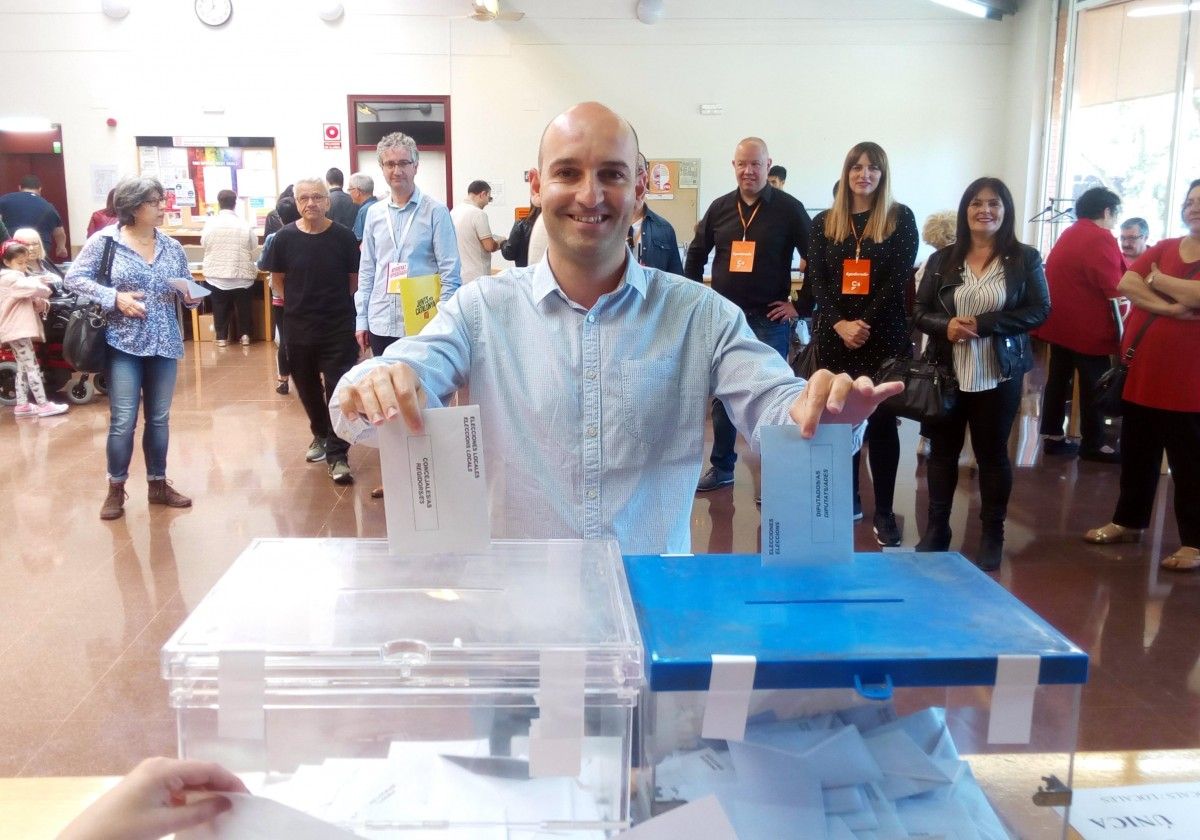 Hernández votant a les europees i municipals a la vegada 