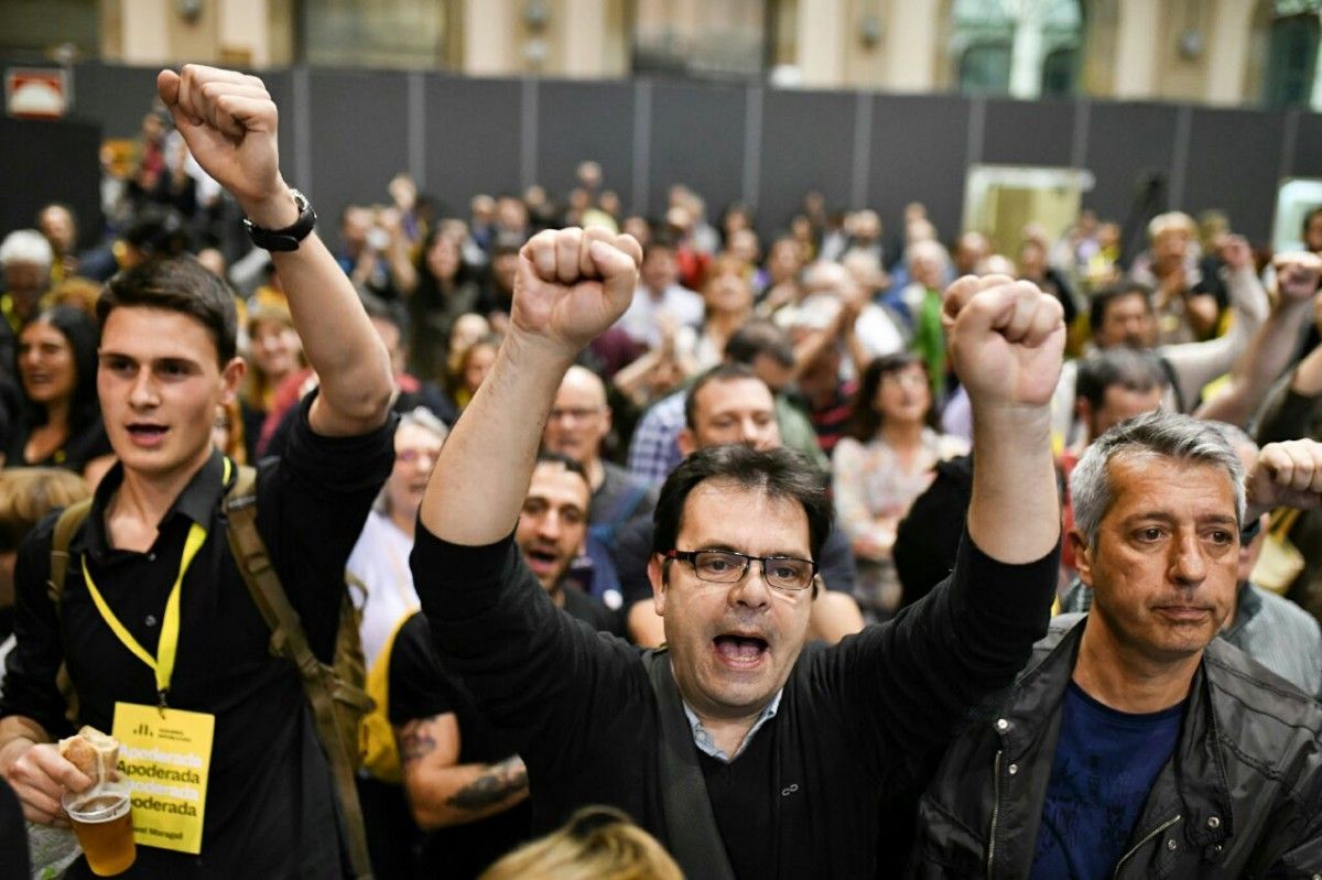 Militants d'ERC celebren els resultats del partit.