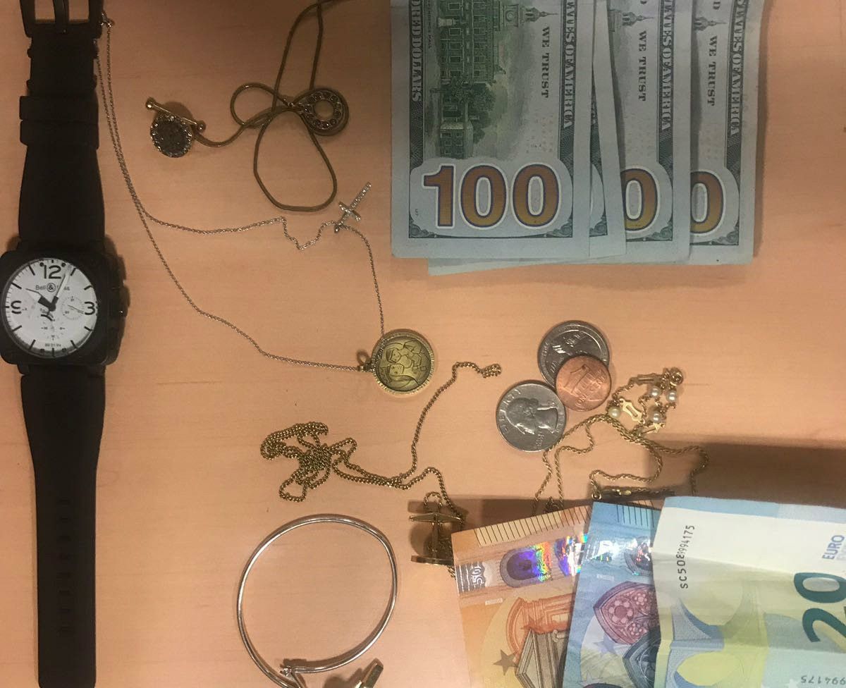 Diners, joies i un rellotge, el botí trobat pels Mossos
