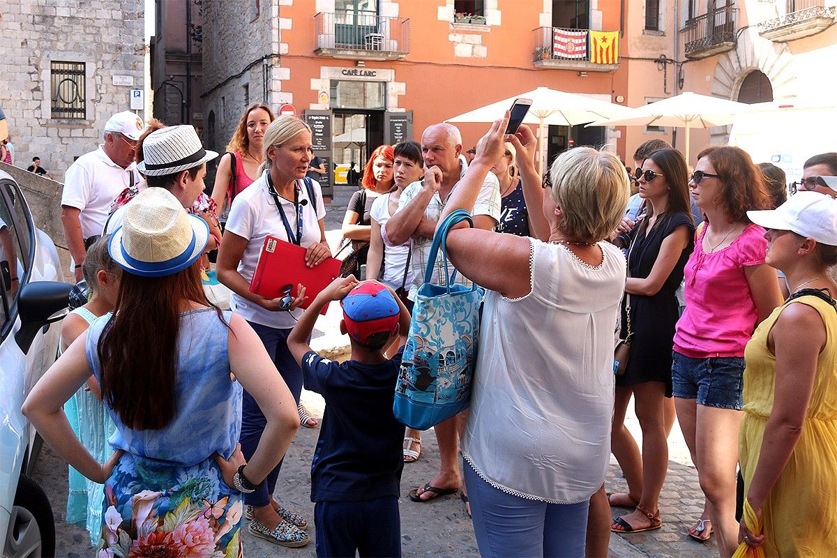 Un grup de turistes al centre de Girona