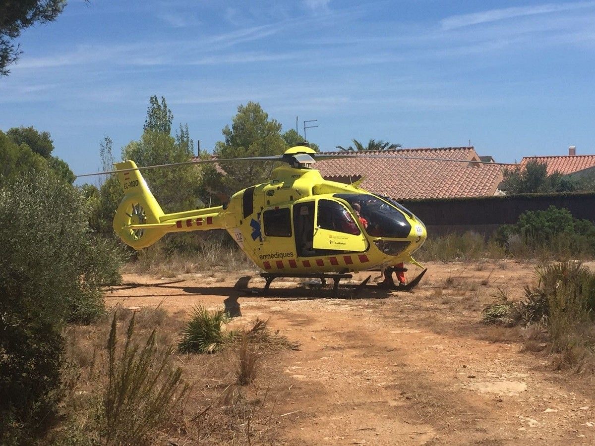 Un dels helicòpters del SEM ha traslladat el ciclista accidentat a Porqueres fins a l'Hospital Josep Trueta.