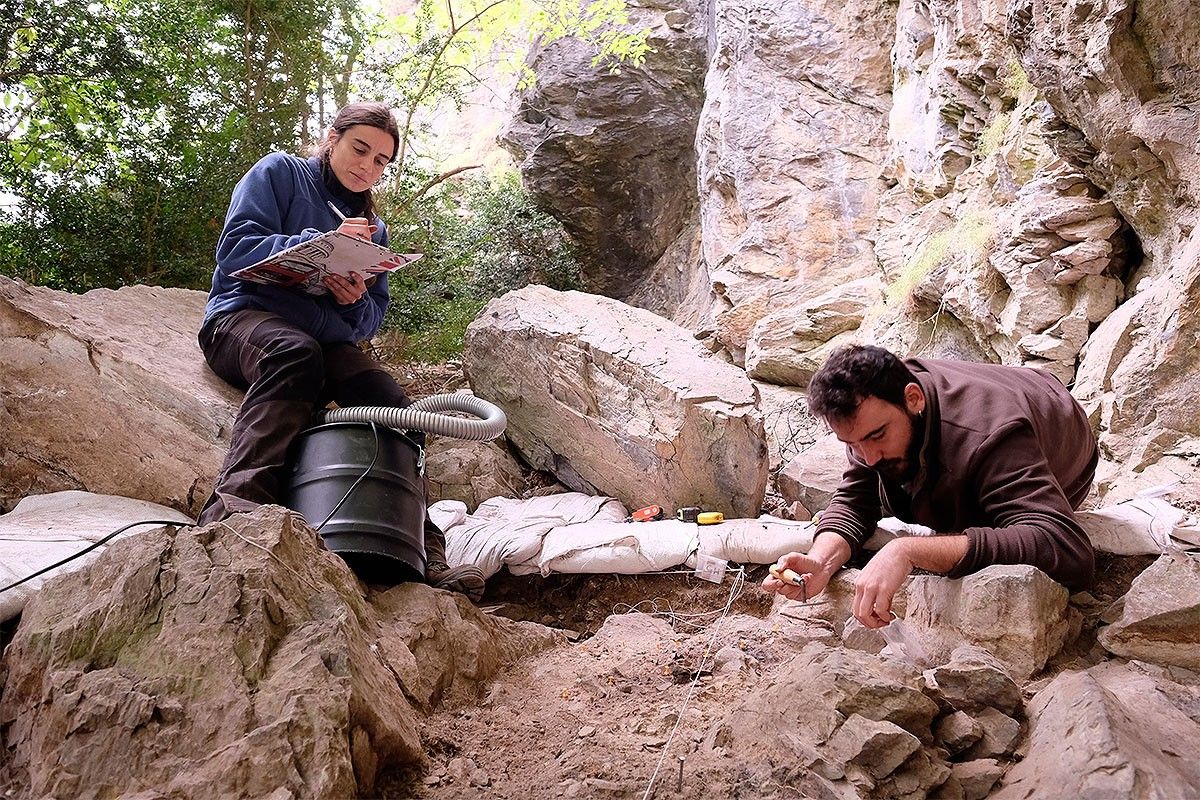 Dos arqueòlegs, treballant al jaciment