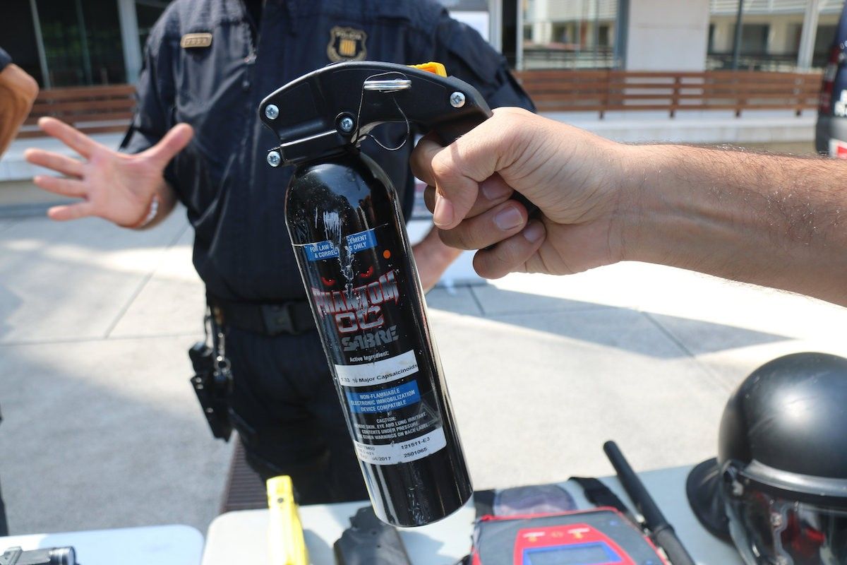 Un bidó de gas pebre que formarà part de l'equipament armat de la Policia Municipal de Girona.
