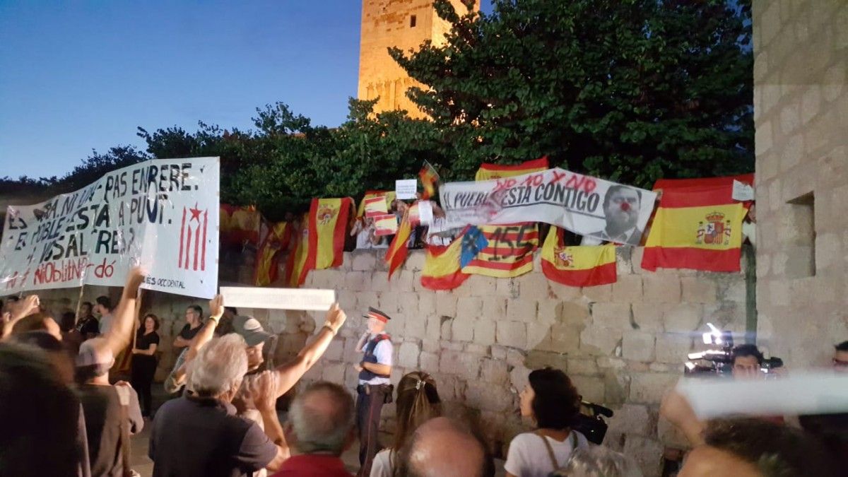 Un grup d'espanyolistes intenten boicotejar la inauguració de la plaça U d'Octubre a Sant Cugat