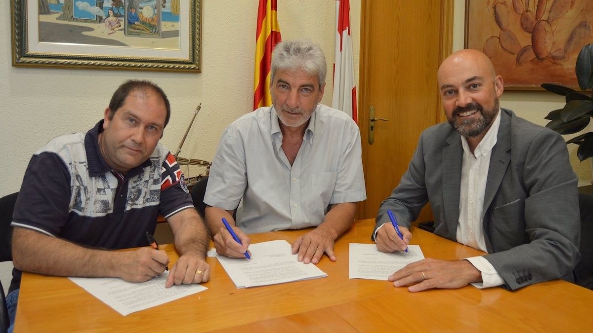 El regidor Albert Sanz, l'alcalde Miquel Lupiáñez i el director de Catalunya Ràdio, Saüls Gordillo, durant l'acte de signatura de l'acord radiofònic.