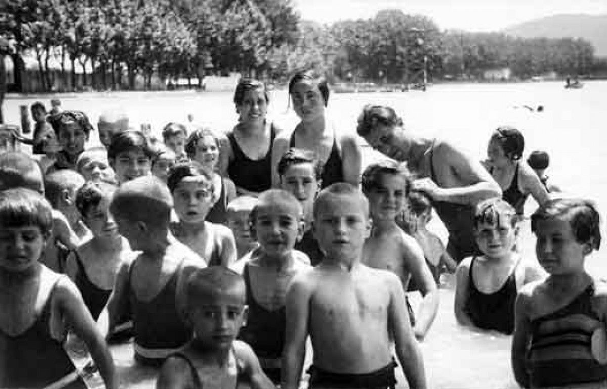 Nens refugiats de la Guerra Civil banyant-se a l’estany (publicada a «Notas Gráficas», La Vanguardia), 25 de juny de 1937, Banyoles.