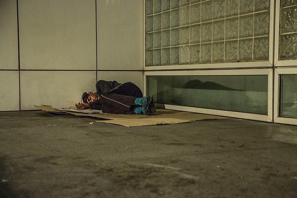 Imatge d'arxiu d'una persons dormint al carrer