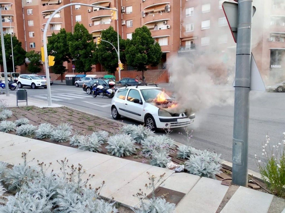 El cotxe en flames a la plaça d'Espanya de Sabadell