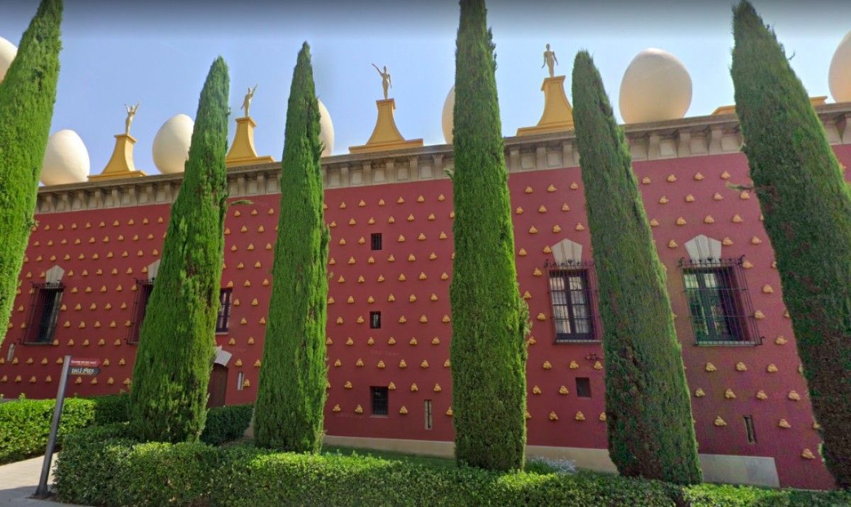El Museu Dalí de Figueres, a tocar dels dos pisos de la Pujada del Castell.