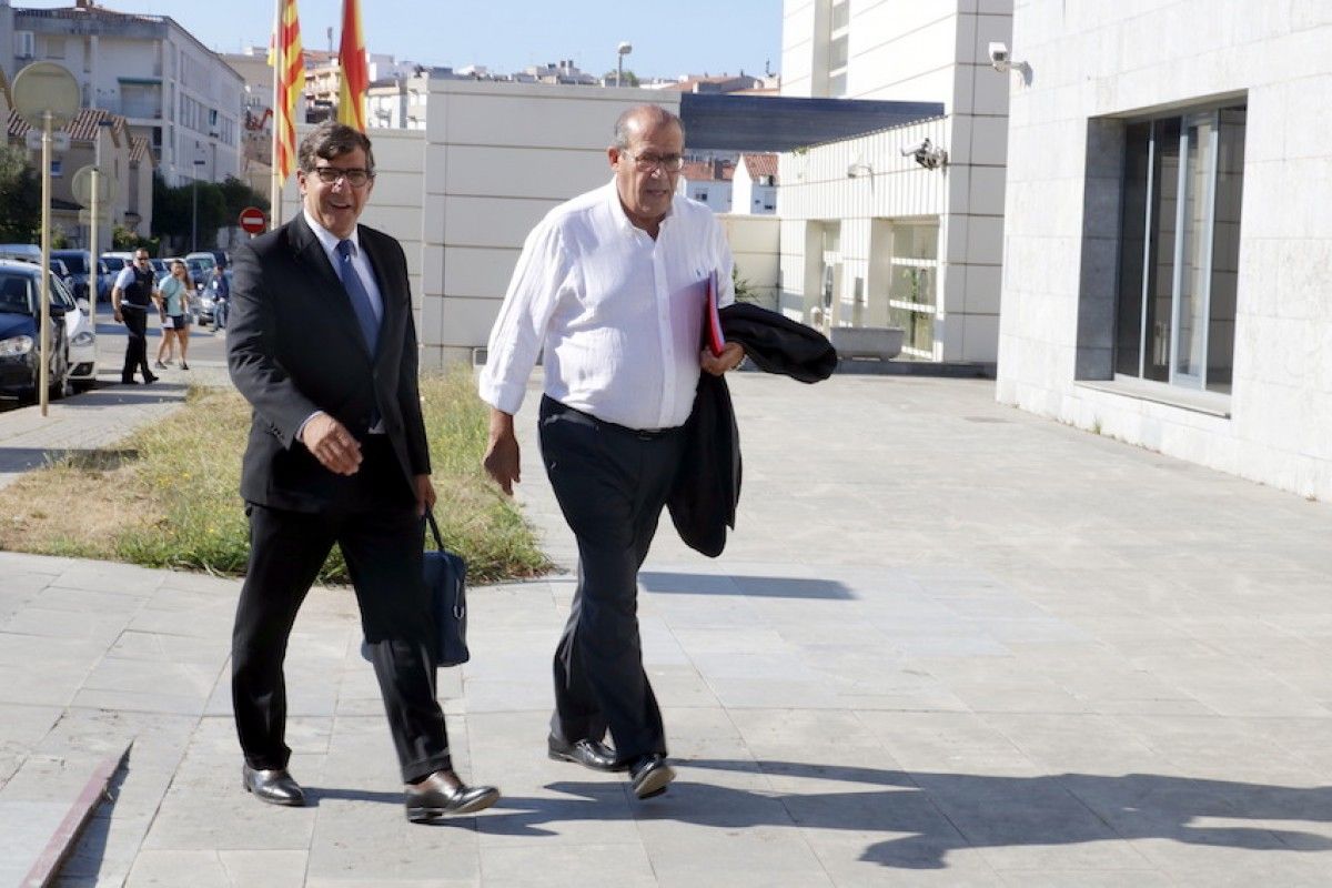 El conseller delegat d'Aigües de Blanes, Narcís Piferreru–n dels signants de la nota de desgreuge feta pública avui–, i el seu advocat, Carles Monguilod, quan entraven als jutjats el 27 de juliol del 2017