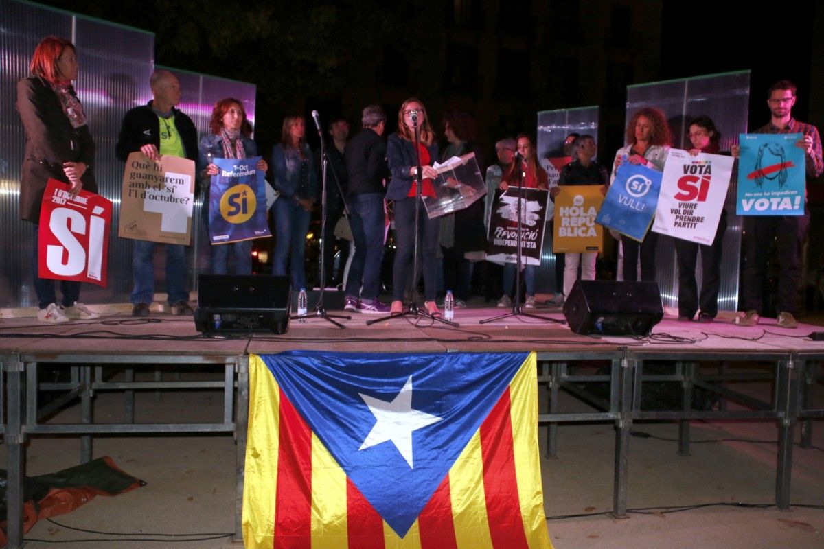 Durant l'acte unitari a Girona, han col·locat una urna a l'escenari.