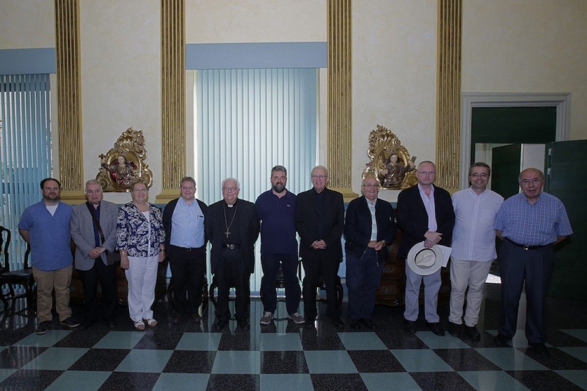 El bisbe de Girona envoltat pels nous càrrecs atorgats.