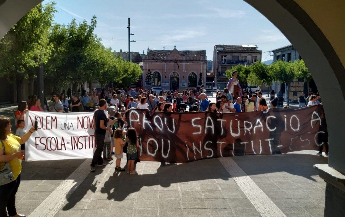 Protesta davant l'Ajuntament de Sentmenat