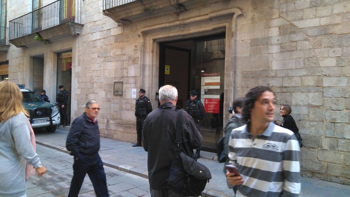 La Guàrdia Civil custodia l'entrada a la seu d'Agissa a Girona.