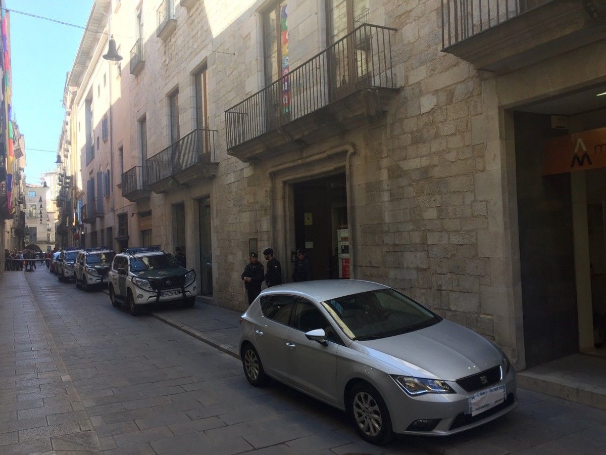 La Guàrdia Civil ha tallat el carrer Ciutadans de Girona en el tram corresponent a la seu d'Agissa.