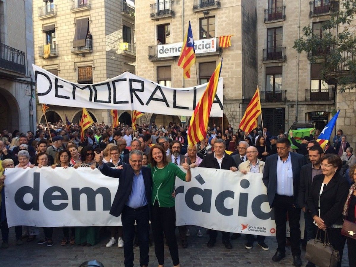 L’alcaldessa de Girona, Marta Madrenas, i l'alcalde de Palafrugell, Josep Piferrer, han estat acompanyats tothora per una gernació de gent des de la plaça del Vi fins al Palau de Justícia de Girona.