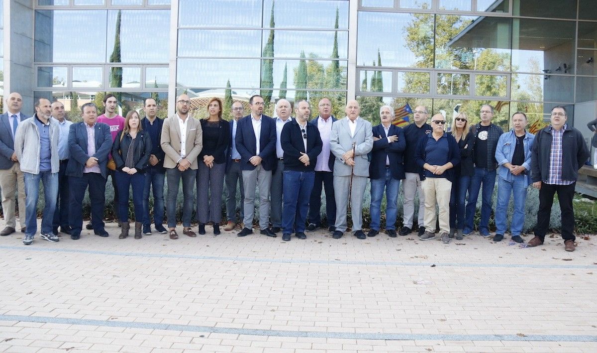 Una vintena d'alcaldes gironins han acudit al Palau de Justícia de Girona per donar suport als batlles citats a declarar.