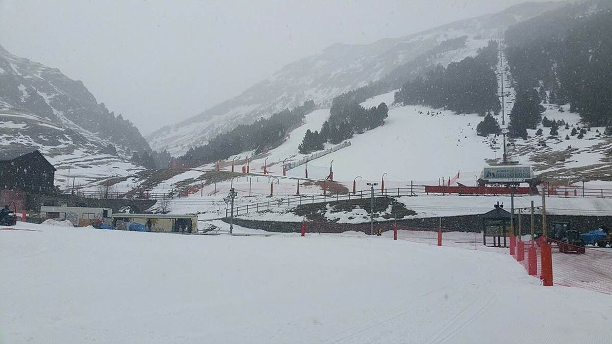 Boira i pluja en l'inici de la temporada d'esquí de l'estació Vall de Núria