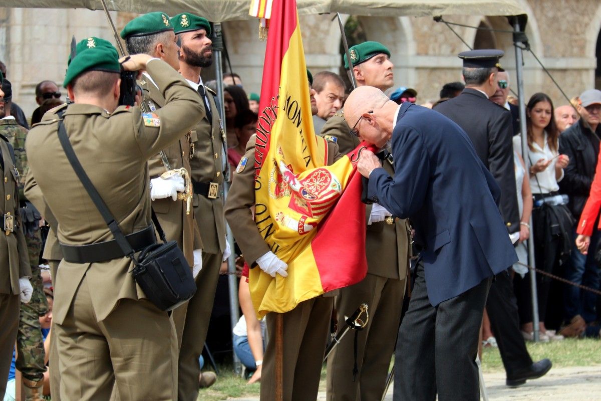 Un dels civils que s'ha apuntat a la jura de bandera espanyola, fent una petó a la rojigualda