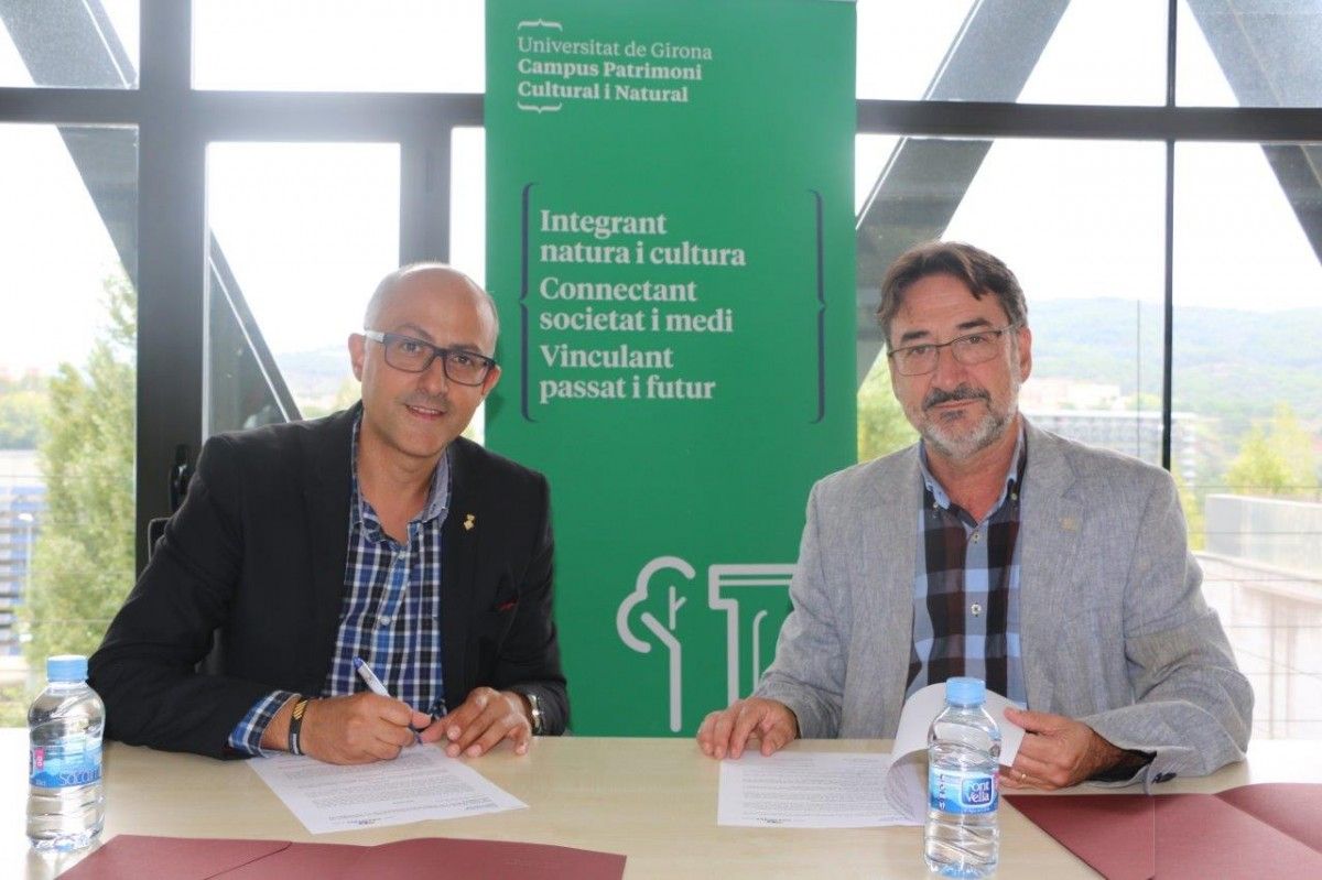 El vicerector de Planificació, Innovació i Empresa, Ramon Moreno, i el President del Consorci de les Vies Verdes, Albert Gómez, en el moment de signar el conveni.
