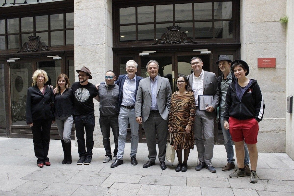 Al centre de la fotografia, d’esquerra a dreta, el director del Festival de Cinema de Girona, Lluís Valentí, i el tinent d’alcaldia i regidor de Cultura de l’Ajuntament de Girona, Carles Ribas, acompanyats d’un grup de directors mexicans que participen al festival.