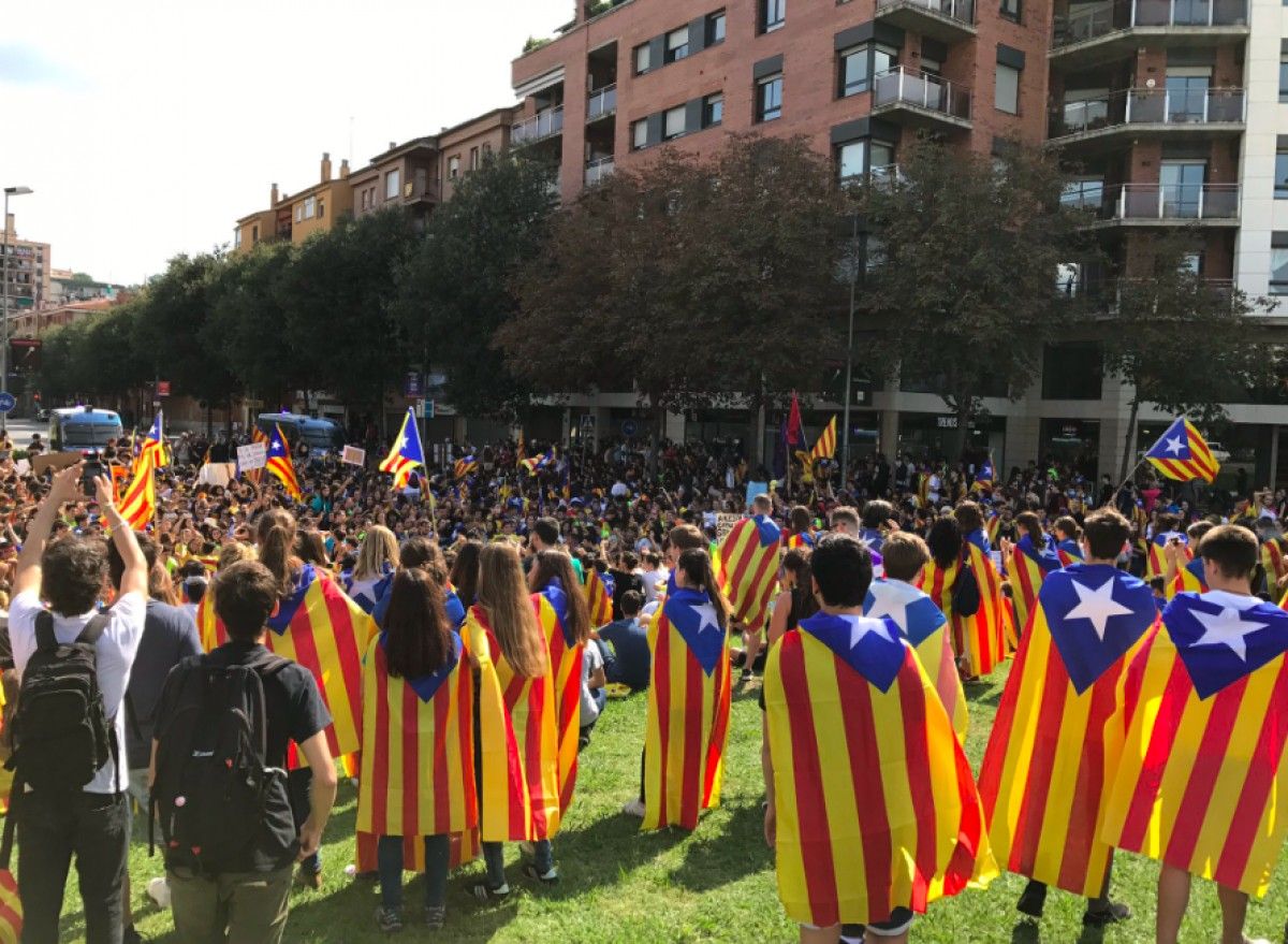 Els estudiants s'han concentrat davant del quarter de la Guàrdia Civil a Girona per reclamar el dret a vot l'1 d'octubre.