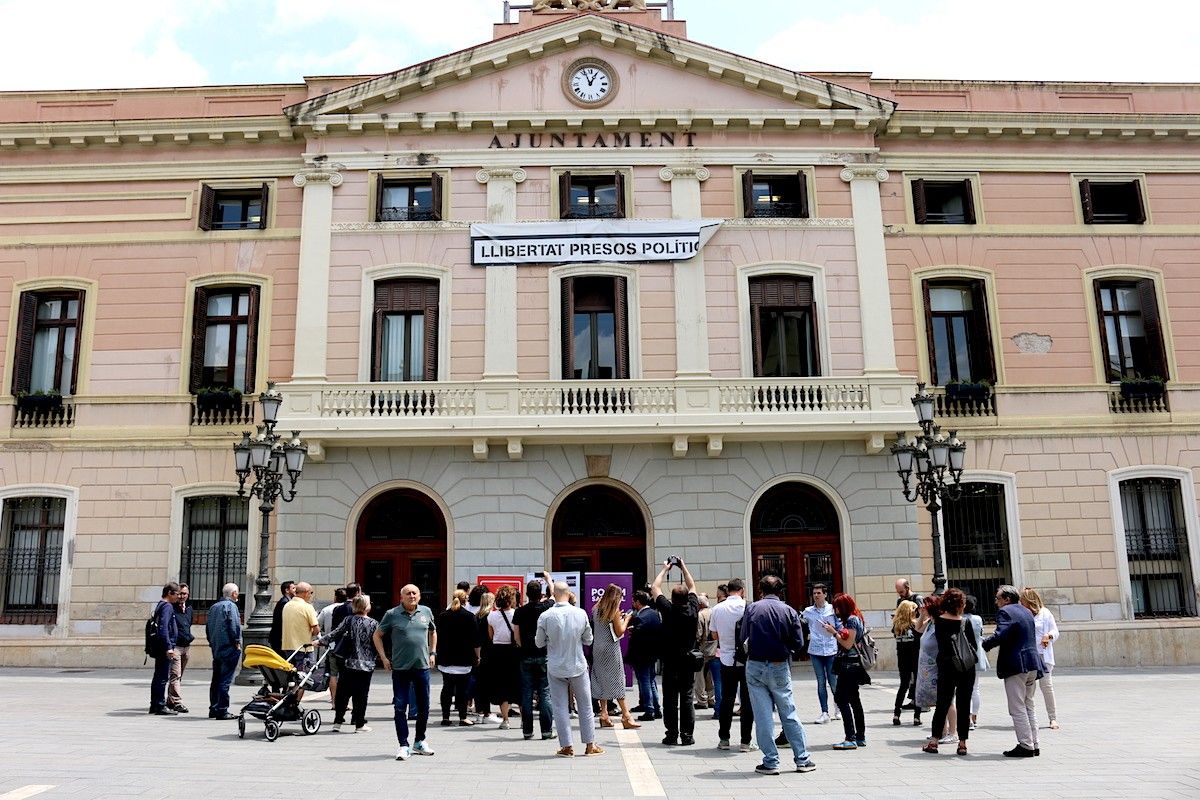La pancarta dels presos polítics, durant la presentació de l'acord entre PSC i Podem a Sabadell.