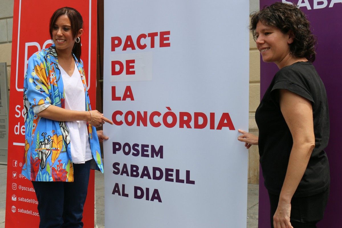 Farrés i Morell senyalant el cartell del pacte