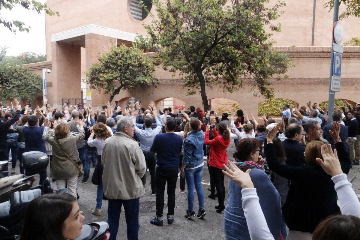 Més de 300 persones concentrades davant la subdelegació del govern espanyol a Girona.