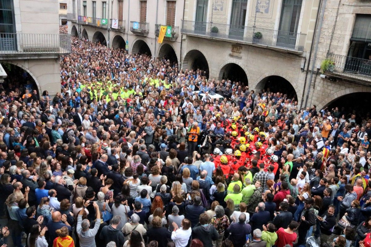 Pla general de les més de 4.000 persones que han assistit a la concentració contra la repressió policial espanyola del referèndum a Girona.