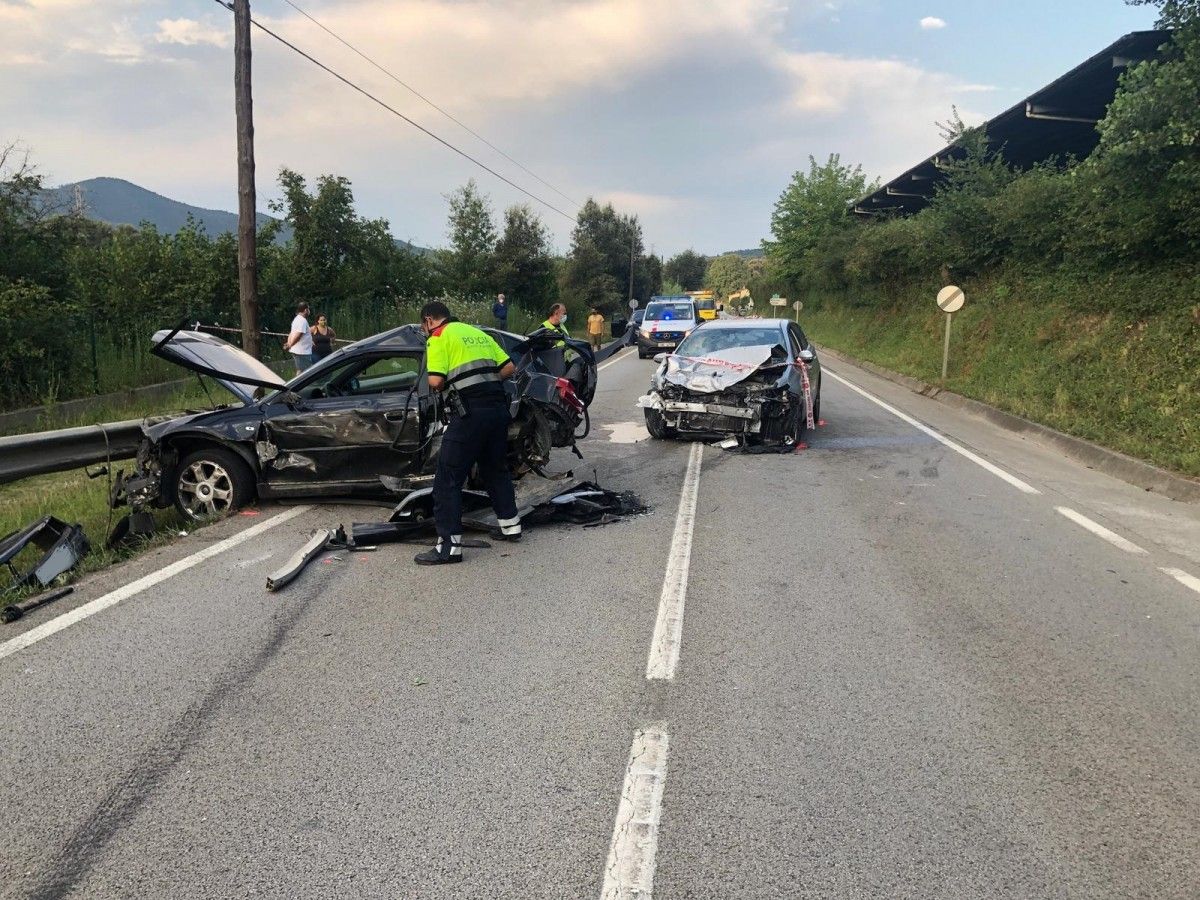 L'estat dels dos cotxes implicats en l'accident a Bescanó.