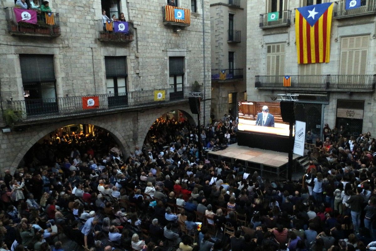 La plaça del Vi de Girona s'ha omplert de gom a gom per seguir la compareixença del president Puigdemont al Parlament de Catalunya.
