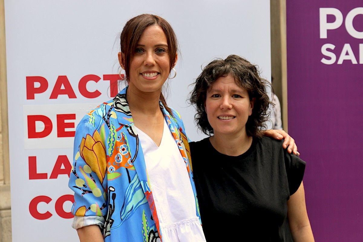 Marta Farrés i Marta Morell, celebrant el pacte de govern