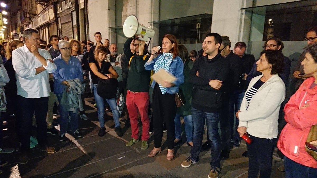 L'alcaldessa de Girona ha encapçalat la marxa des de la plaça del Vi ha anunciat la presentació d'una denúncia contra l'Estat espanyol.