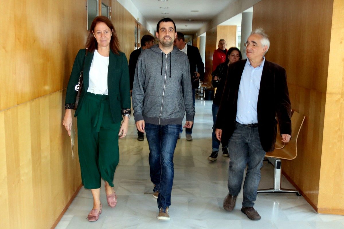 D'esquerra a dreta, el vicepresident d'Òmnium a Girona Josep Bosch; la batllessa de la ciutat, Marta Madrenas, i el coordinador de l'ANC Àdam Bertran, als jutjats de Girona aquest 17 d'octubre del 2017.