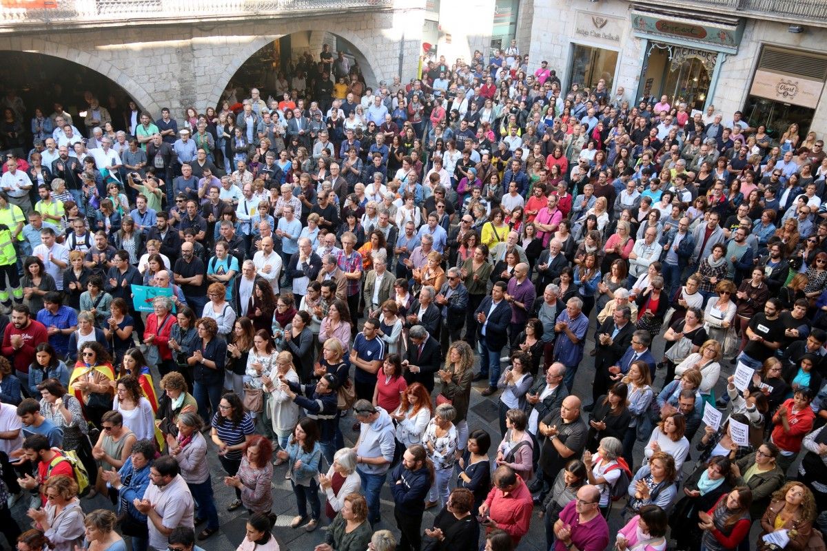 La concentració a la plaça del Vi de Girona contra l'empresonament de Sánchez i Cuixart ha aplegat  més de 2.500 persones.
