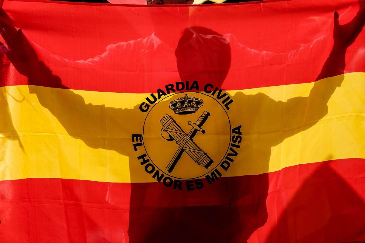 Bandera espanyola amb el logo de la Guàrdia Civil