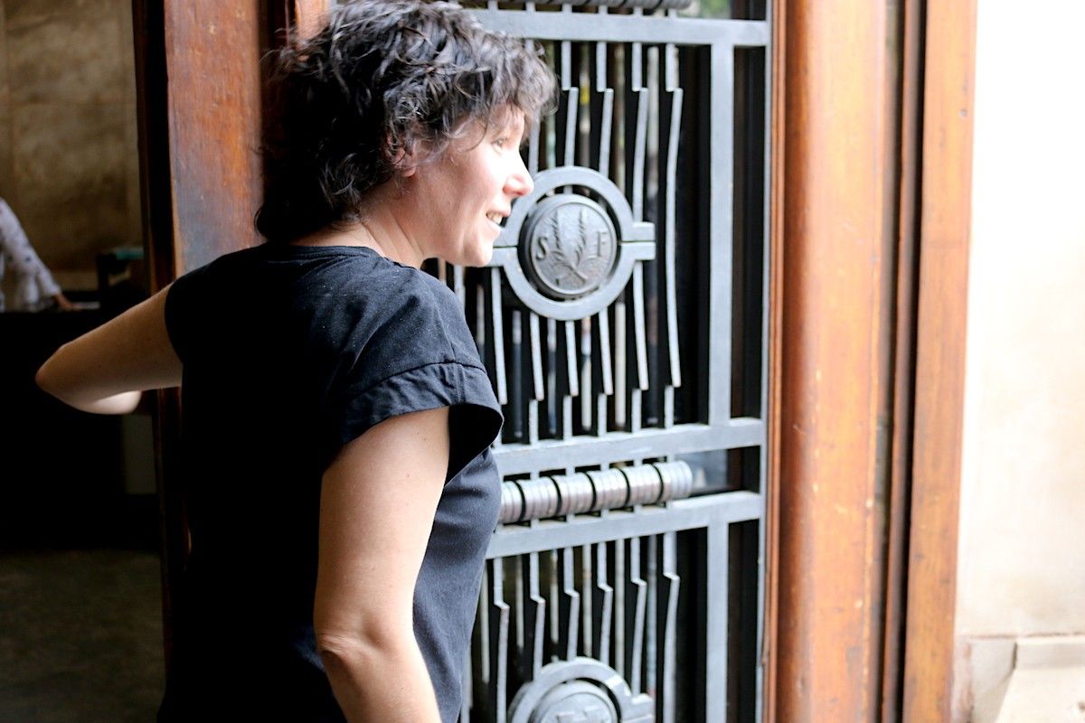Marta Morell, a la porta de l'Ajuntament de Sabadell