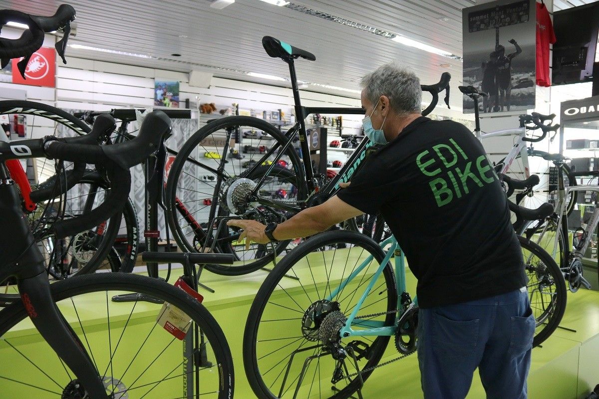 Un treballador d'una botiga de bicicletes de Figueres